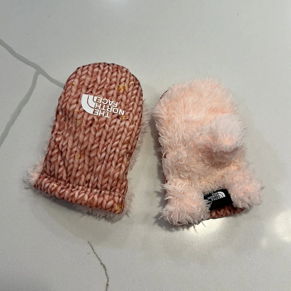 NWOT The North Face Littles pink sweater print mittens size XS 🩷 12-24 months